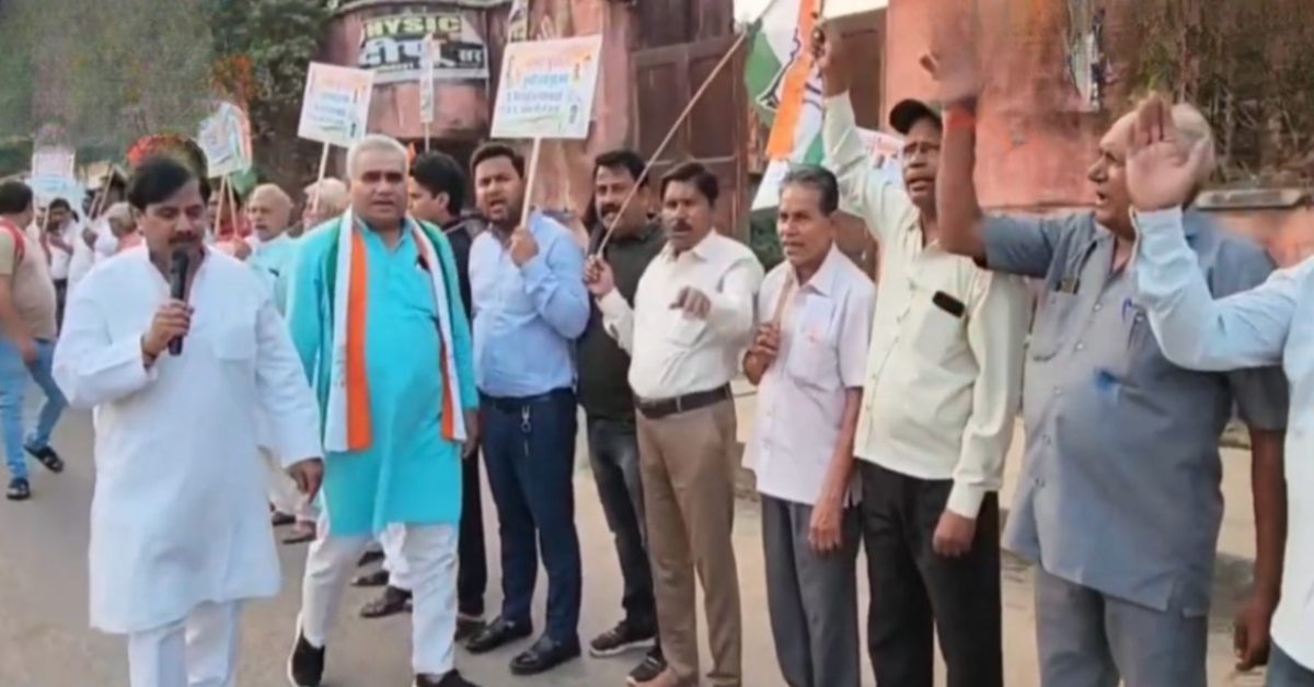 जेसी मिल मजदूरों के बकाया भुगतान की मांग को लेकर प्रदर्शन: ग्वालियर में कांग्रेस ने बनाई मानव श्रृंखला, ऊर्जा मंत्री तोमर को याद दिलाया चुनावी वादा