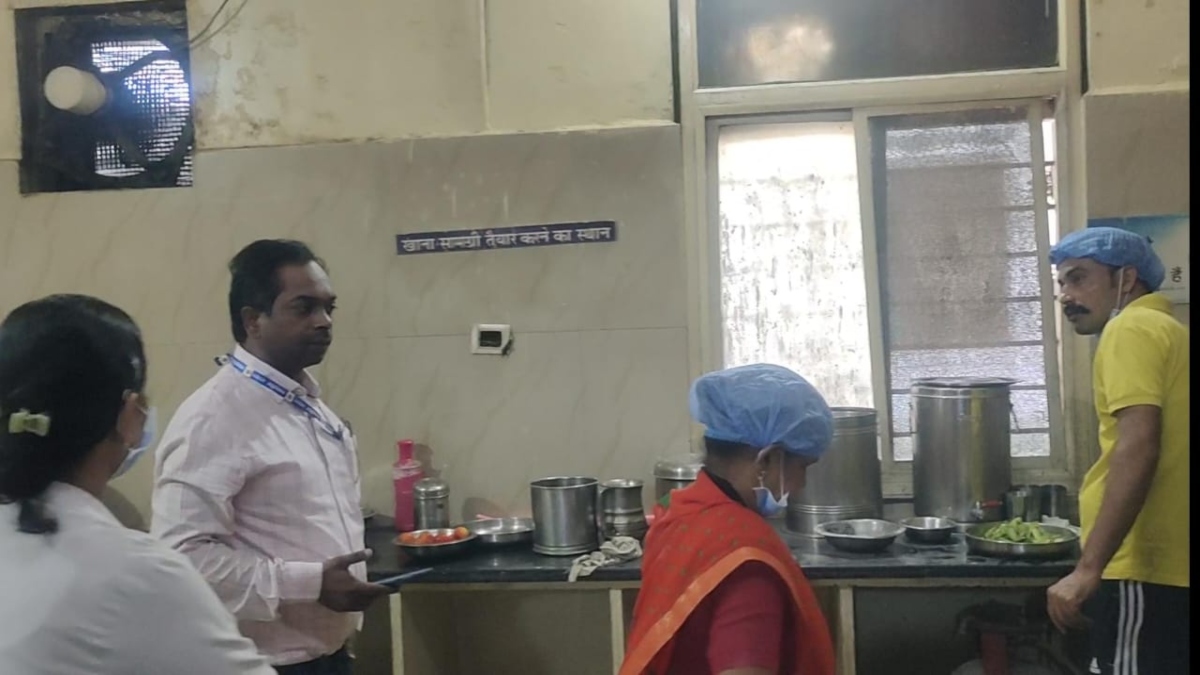 भोपाल के जेपी अस्पताल में मरीजों की सेहत से खिलवाड़: अमानक भोजन की शिकायत पर खाद्य विभाग का छापा, एक्सपायरी मसाले और दाल के सैंपल जब्त
