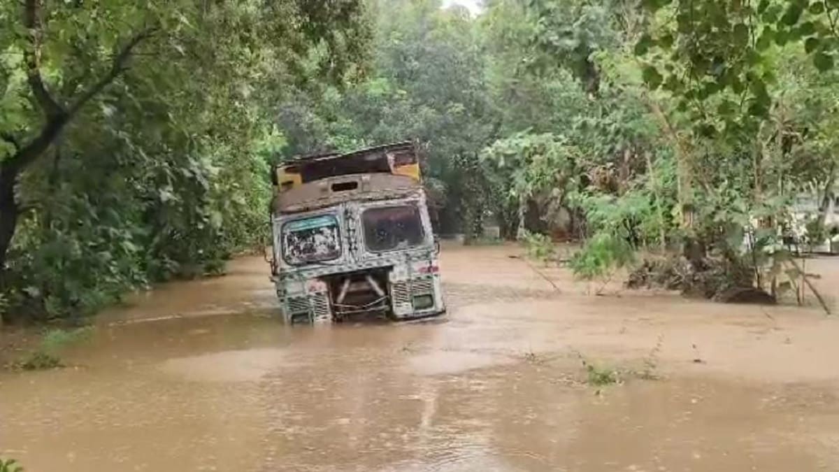 रोहतास में बारिश से कहर, अस्पताल, जेल और गोदाम में घुसा बाढ़ का पानी, रेस्क्यू में जुटी SDRF