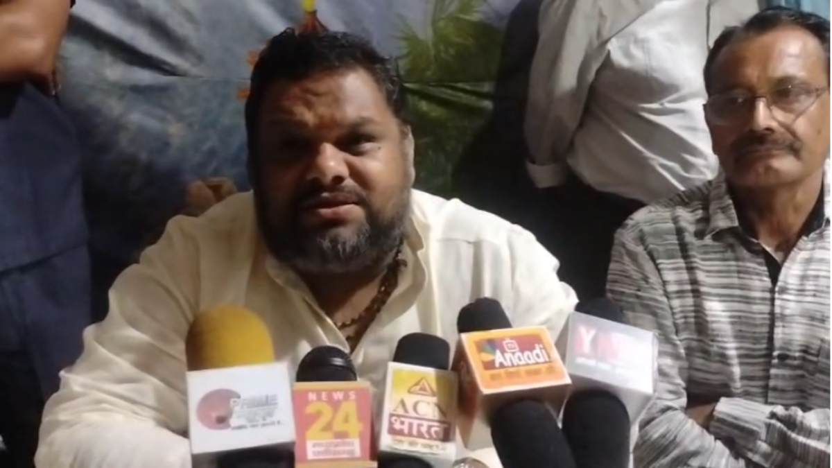 सागर में हिंदुओं का पलायन! मानव अधिकार आयोग सदस्य प्रियंक कानूनगो पहुंचे, कहा- जानवर हलाल कर रहे मुस्लिम, लडकियां छेड़ रहे, जांच कर कार्रवाई के दी निर्देश