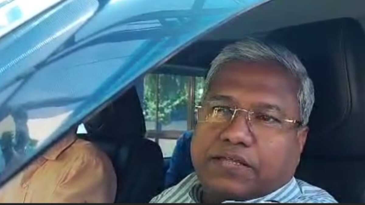 एनडीए में सीट बंटवारे पर खींचतान, धर्मेंद्र प्रधान की अहम बैठक, चिराग पासवान को मनाने की फिर कोशिश कर रहे नित्यानंद, संतोष सुमन दिल्ली रवाना