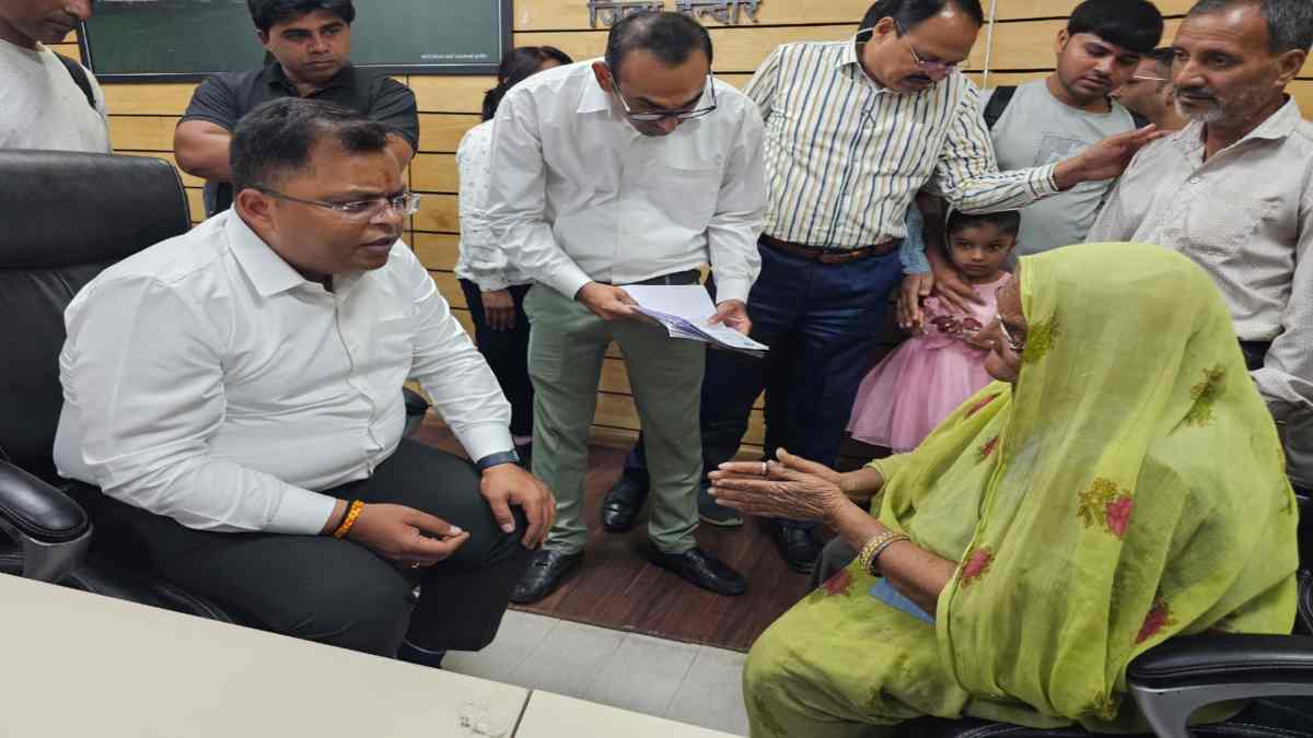 इंदौर कलेक्टर की जनसुनवाई में भावुक पल: बुजुर्ग महिला को मिली दो साल की पेंशन, जिम्मेदार सचिव की सैलरी से होगी वसूली  