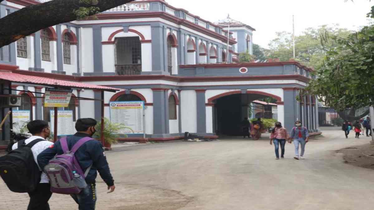 इंदौर के होलकर कॉलेज में फिर सामने आई छात्रों की करतूत: प्राचार्य के लेटर हेड का दुरुपयोग कर मांगी पर्सनल जानकारी,  फर्जी फॉर्म बनाकर किया ये कांड   