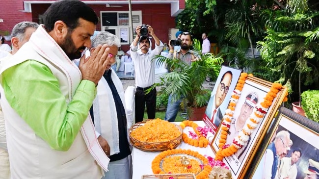 IPS पूरन कुमार सुसाइड केस में राहुल गांधी की एंट्री से चढ़ा सियासी पारा, CM सैनी ने आनन-फानन में रद्द किया अपना दिल्ली दौरा ; पीड़ित परिवार से मुलाकात करेंगे राहुल
