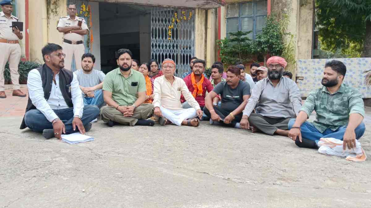 8 साल के बेटे का धोखे से धर्मांतरण: मां पर साजिश का आरोप, हिंदू संगठनों ने थाने पर हनुमान चालीसा पाठ कर खोला मोर्चा