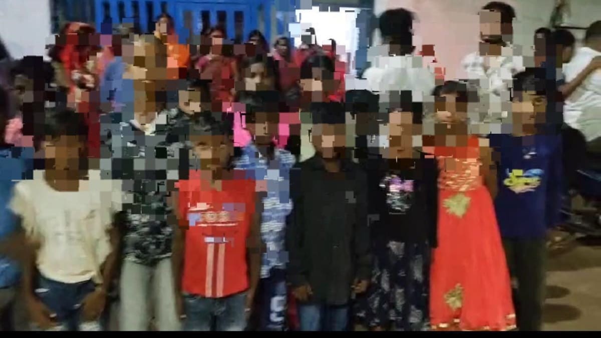 DEO दफ्तर पर ग्रामीणों का धावा, शिक्षिका, शिक्षक की मनमानी के खिलाफ बड़ा विरोध