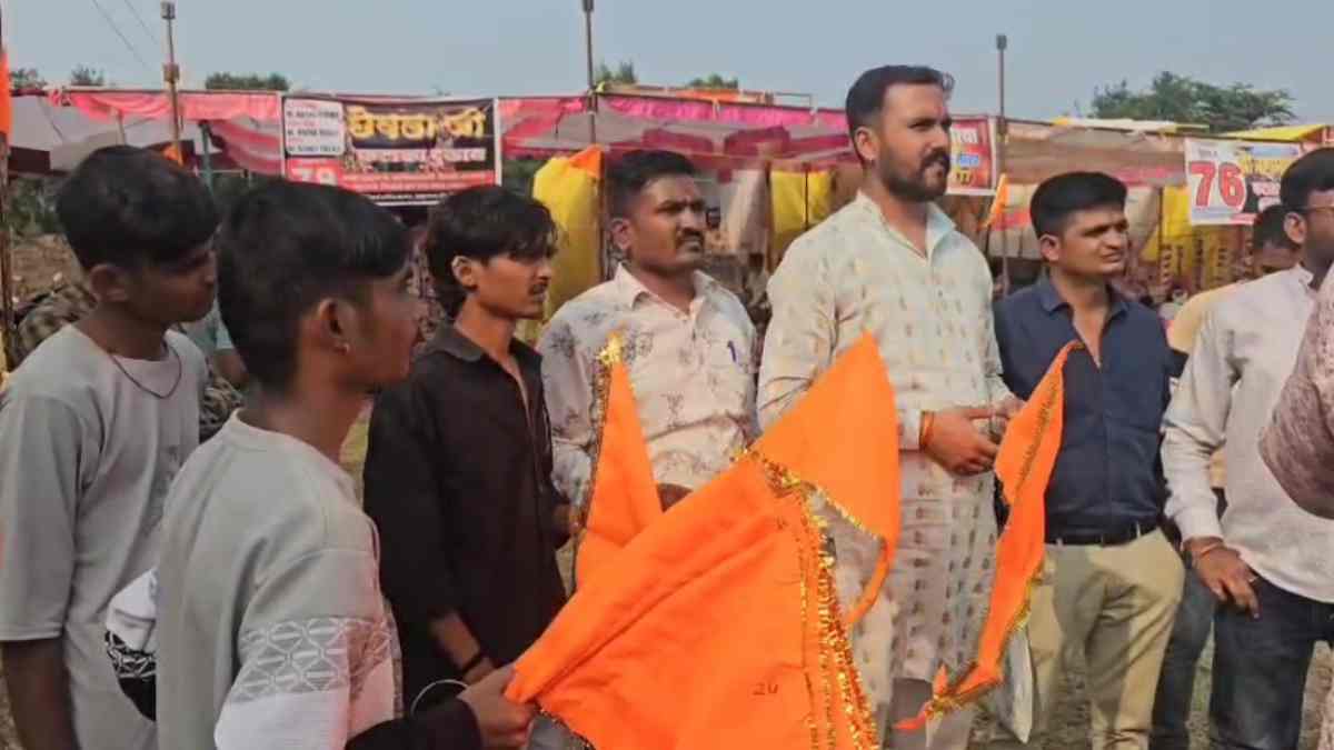 खंडवा में बजरंग दल की मुहिम: अपना त्योहार अपनों से व्यवहार, पटाखा बाजार में की पड़ताल  