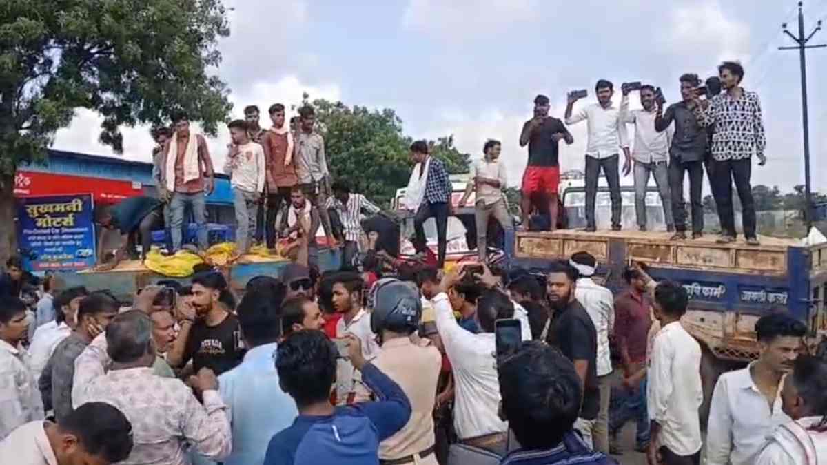खंडवा में किसानों का फिर चक्का जाम: मक्का की फसल दो हजार रुपए प्रति क्विंटल की मांग, सड़कों पर उतरे अन्नदाता 