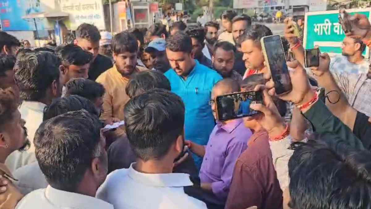 खंडवा में जमीन जिहाद: हिंदू जागरण मंच का धरना प्रदर्शन, दो घंटे तक सड़क पर बैठकर किया चक्का जाम, प्रशासन पर कार्रवाई नहीं करने के लगाए आरोप 
