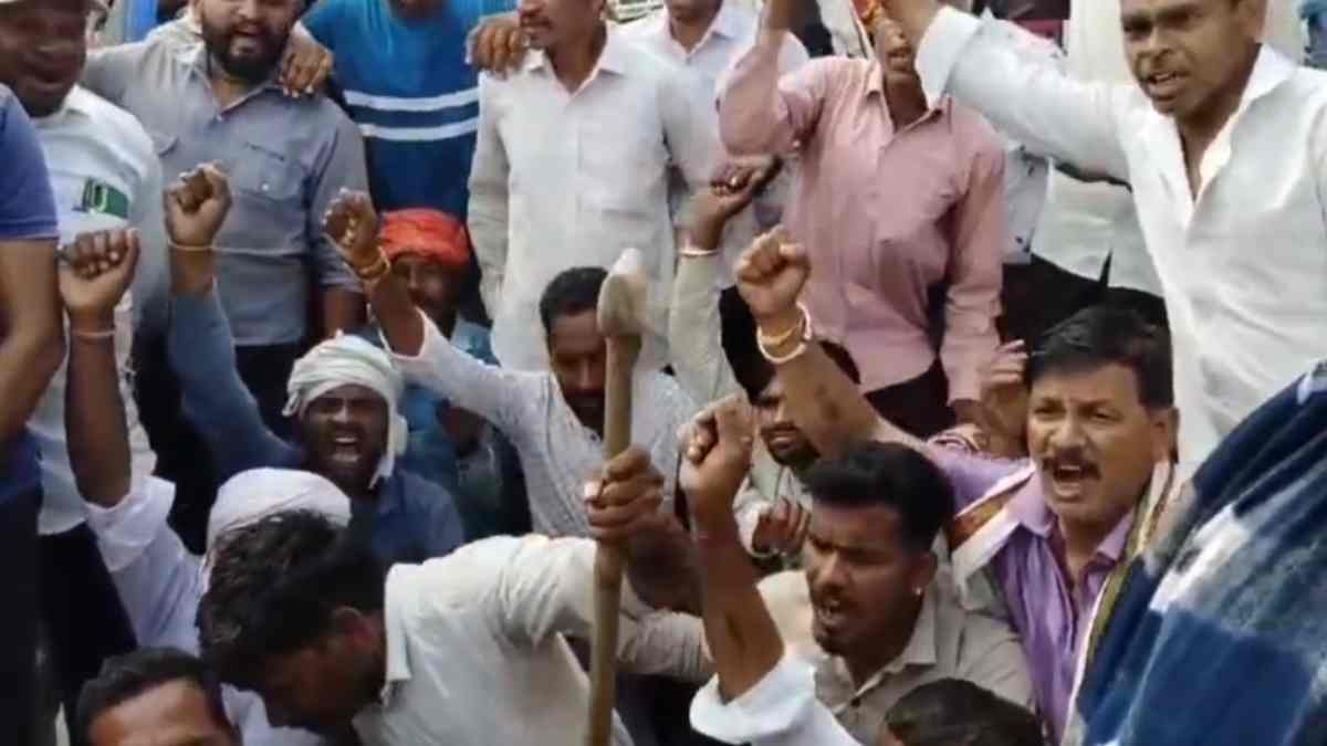 खंडवा में खाद को लेकर सड़क पर उतरे किसान: टोकन के बाद डीएपी खाद नहीं दिए जाने पर फूटा गुस्सा, इंदौर रोड पर किया चक्का जाम 