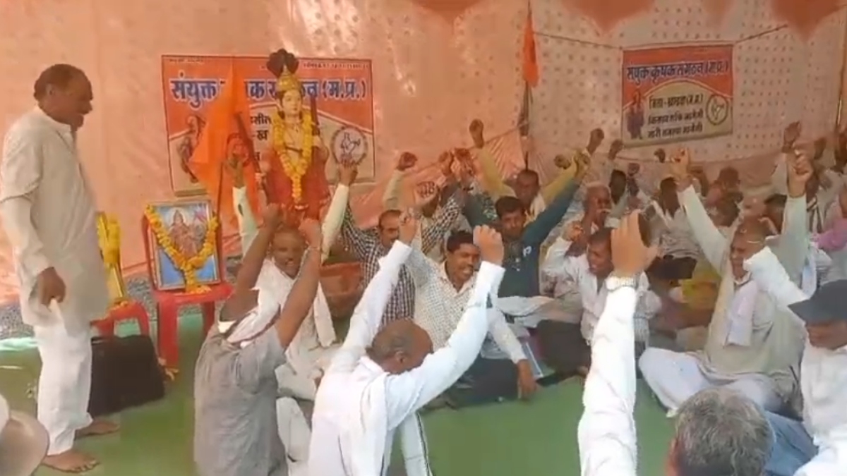 खंडवा में किसानों का धरना प्रदर्शन: फसलों के नुकसान की राहत राशि की मांग, बोले- अब बर्तन-चूल्हा लेकर आए हैं  