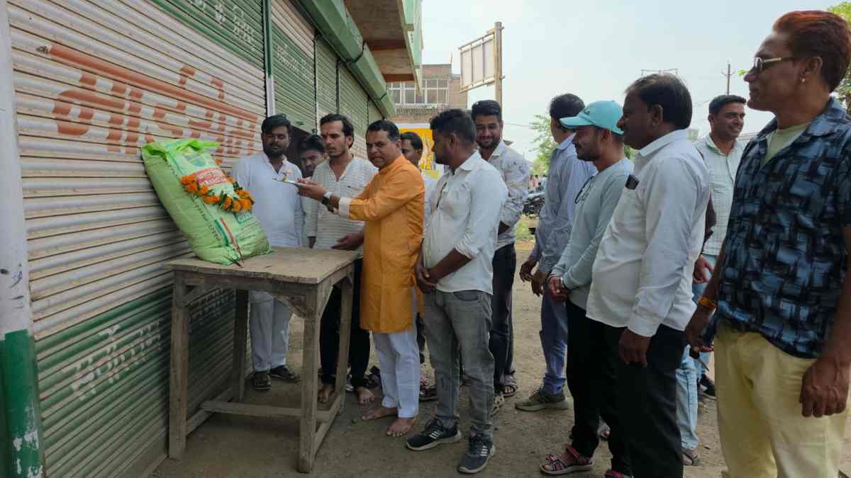 दीपावली पर खाद बोरी की आरती: विदिशा में किसानों का अनोखा प्रदर्शन, किल्लत पर जताया रोष