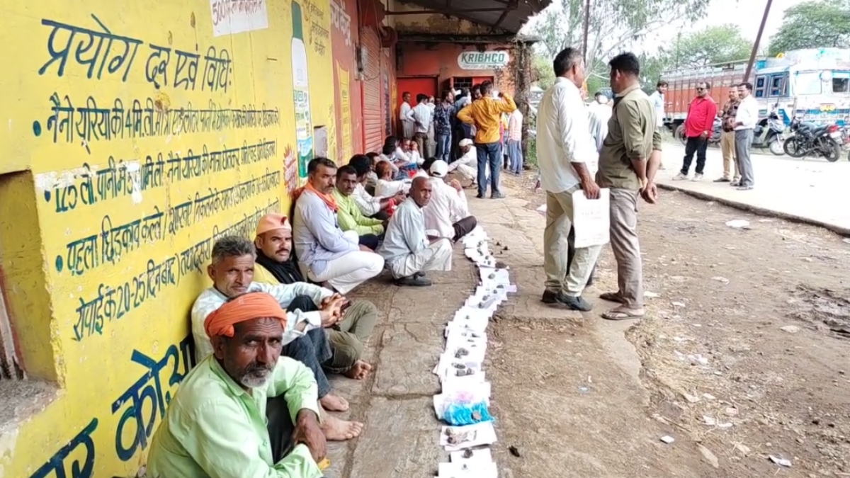 खाद संकट से कराह रहा सीहोर, किसानों ने लगाई भू-अधिकार पुस्तिका की लाइन