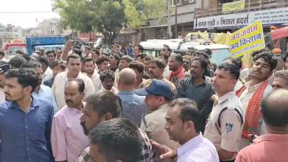 नीमच मंडी में किसानों का फूटा गुस्सा, मूंगफली के घटे भाव पर हंगामा, व्यापारी को मौके से पड़ा भागना