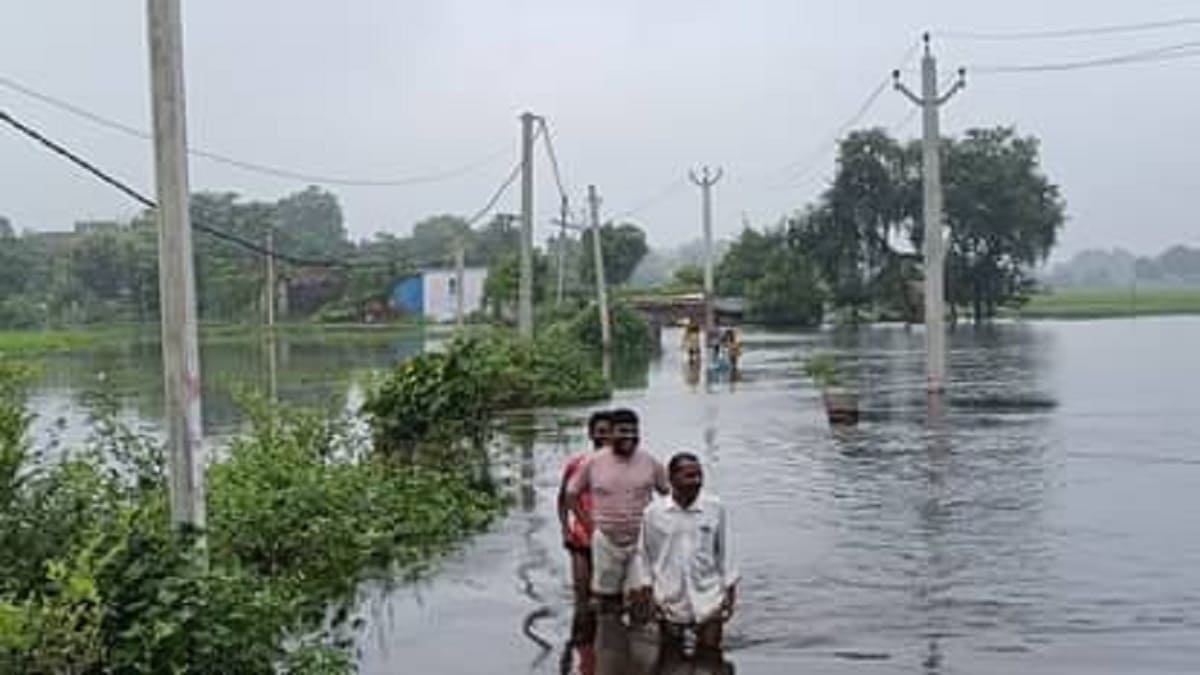 कैमूर में बाढ़ से फसल बर्बाद, BJP विधायक अशोक सिंह ने किसानों को मुआवजे का दिलाया भरोसा