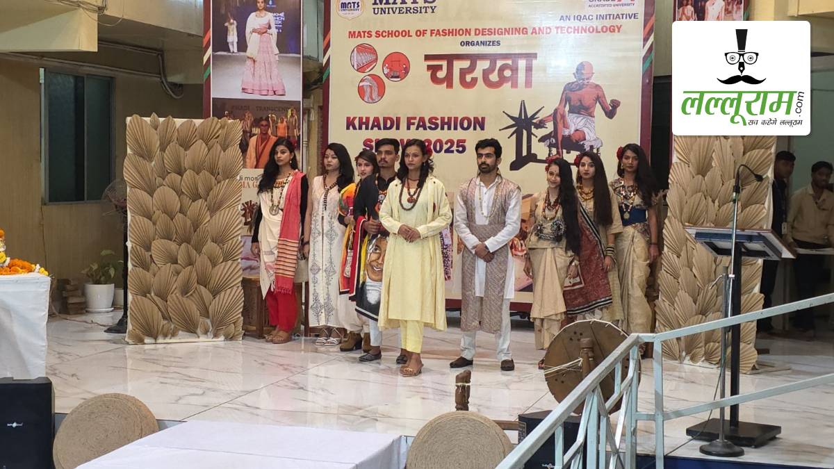 मैट्स यूनिवर्सिटी में गांधी जयंती के मौके पर खादी फैशन शो “चरखा का आयोजन, छात्रों ने पारंपरिक खादी कपड़ों को आधुनिक डिजाइनों में ढालकर किया पेश