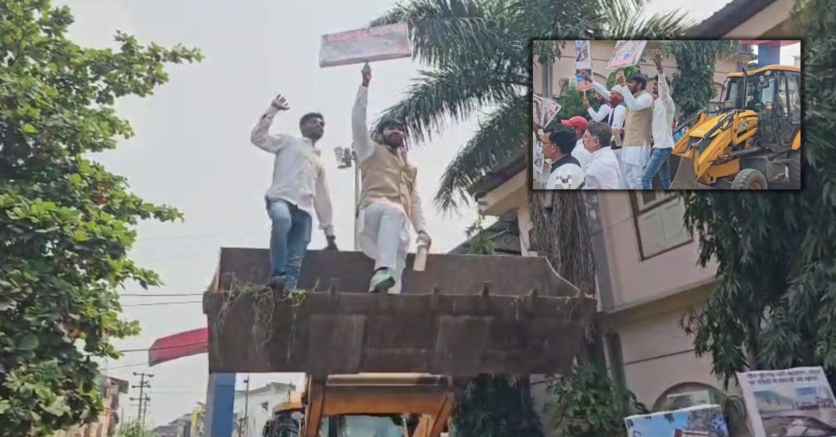 खंडवा नगर निगम के सम्मेलन में अनोखा विरोध: जेसीबी पर बैठकर पहुंचे विपक्षी पार्षद, विकास चोर-गद्दी छोड़ जैसे लगाए नारे, महापौर ने कही ये बात