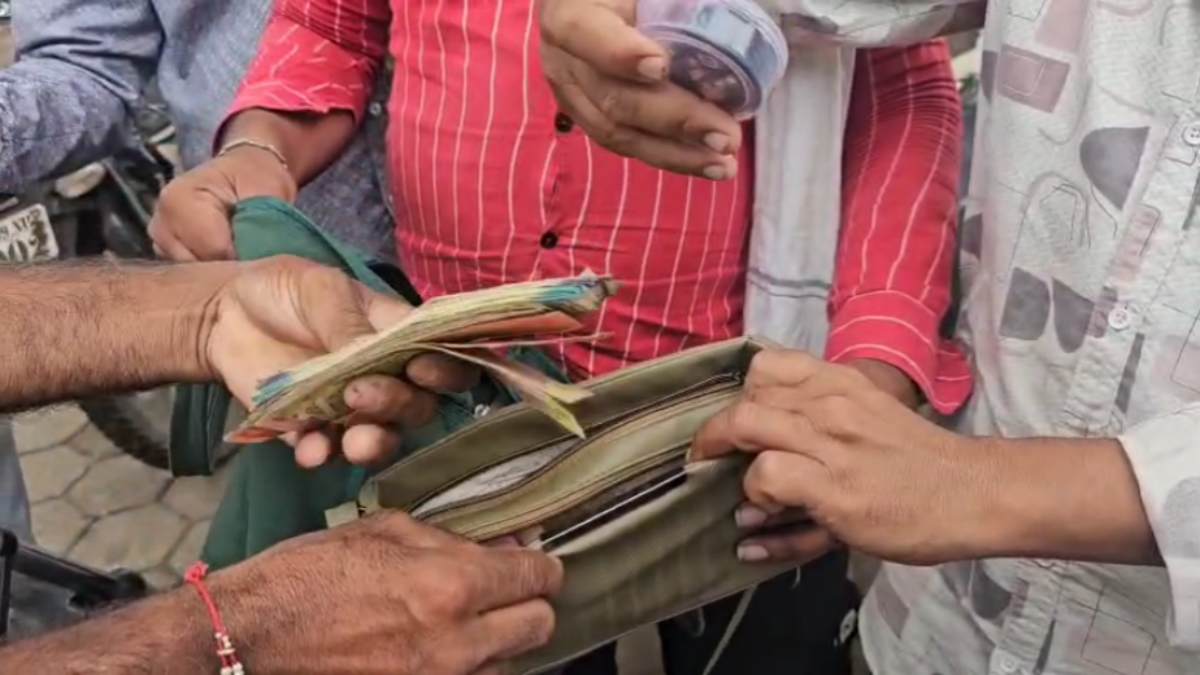 किसान ने पेश की ईमानदारी की मिसाल: जंगल में मिला पैसे और गहनों से भरा बैग, मालिक को सही सलामत किया वापिस, पुलिस ने भी की तारीफ
