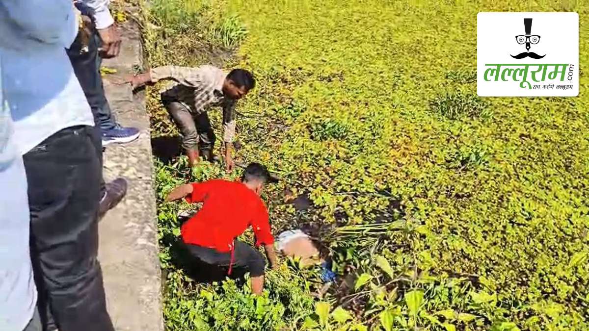 नगर पालिका की टीम को तालाब में सफाई के दौरान मिला शव, इलाके में फैली सनसनी, जांच में जुटी पुलिस