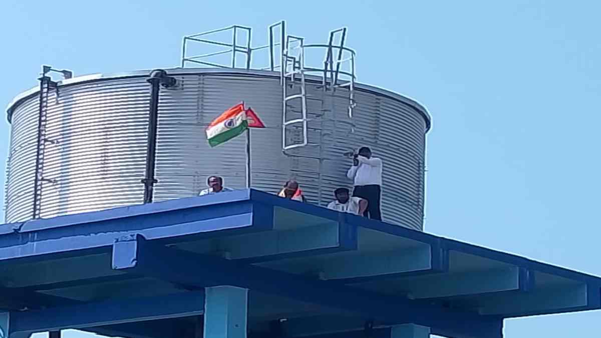 पटवारी के खिलाफ किसान का अनोखा विरोध: झंडा लेकर पानी की टंकी पर चढ़ा, घंटों चला हाईवोल्टेज ड्रामा