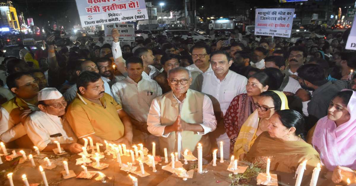 कैंडल मार्च में दिग्विजय के हंसने पर सियासत: बीजेपी बोली- मासूमों की मौत पर भी खिलखिला रहे, कांग्रेस ने डोनाल्ड ट्रंप का जिक्र करते हुए दी ये सफाई
