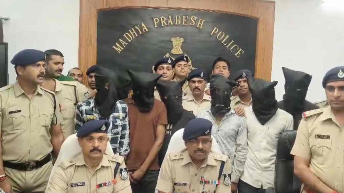 मुरैना डकैती कांड: पुलिस ने 7 बदमाशों को दबोचा, 4.53 लाख कैश, पांच तोला सोना-750 ग्राम चांदी के गहने जब्त, मावा व्यापारी की पत्नी और बेटी को बनाया था बंधक 