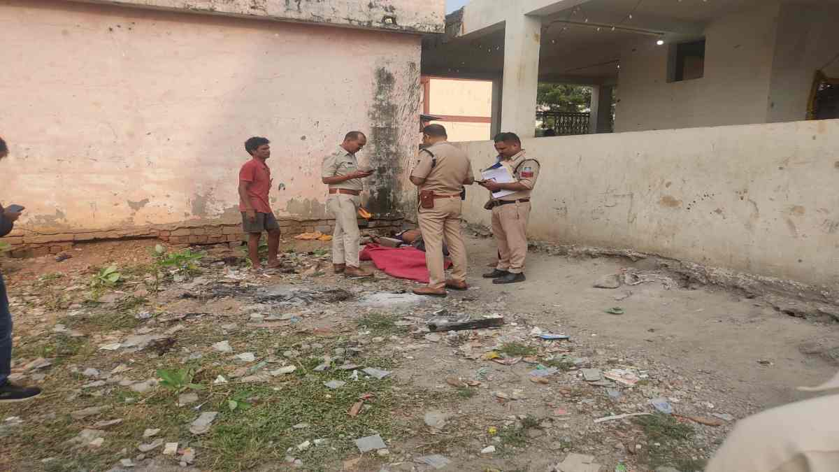 प्रेम प्रसंग में युवक की बेरहमी से हत्या: धारदार चाकू और पत्थर से वार कर उतारा मौत के घाट, तीन संदिग्ध गिरफ्तार   