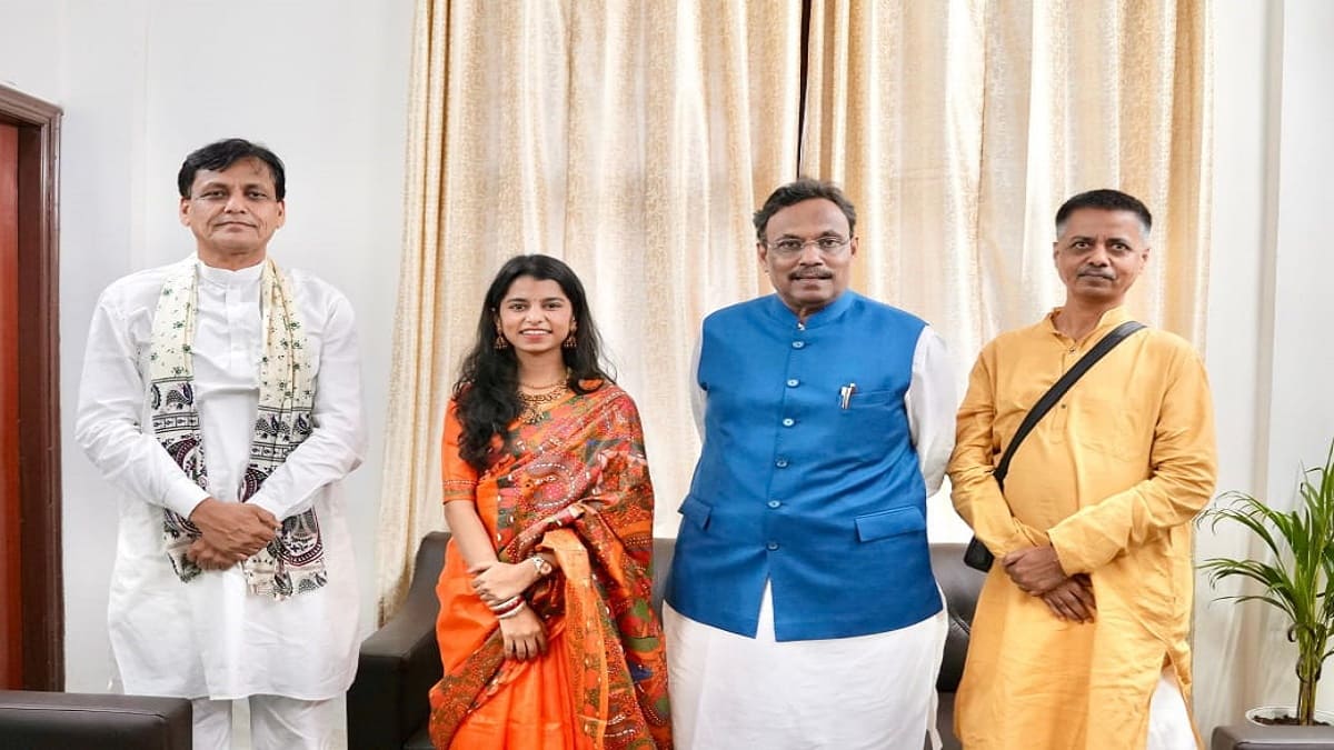 क्या मैथिली ठाकुर करेंगी राजनीति में एंट्री? भाजपा से लड़ सकती हैं चुनाव, जानें क्यों चल रही अटकलें