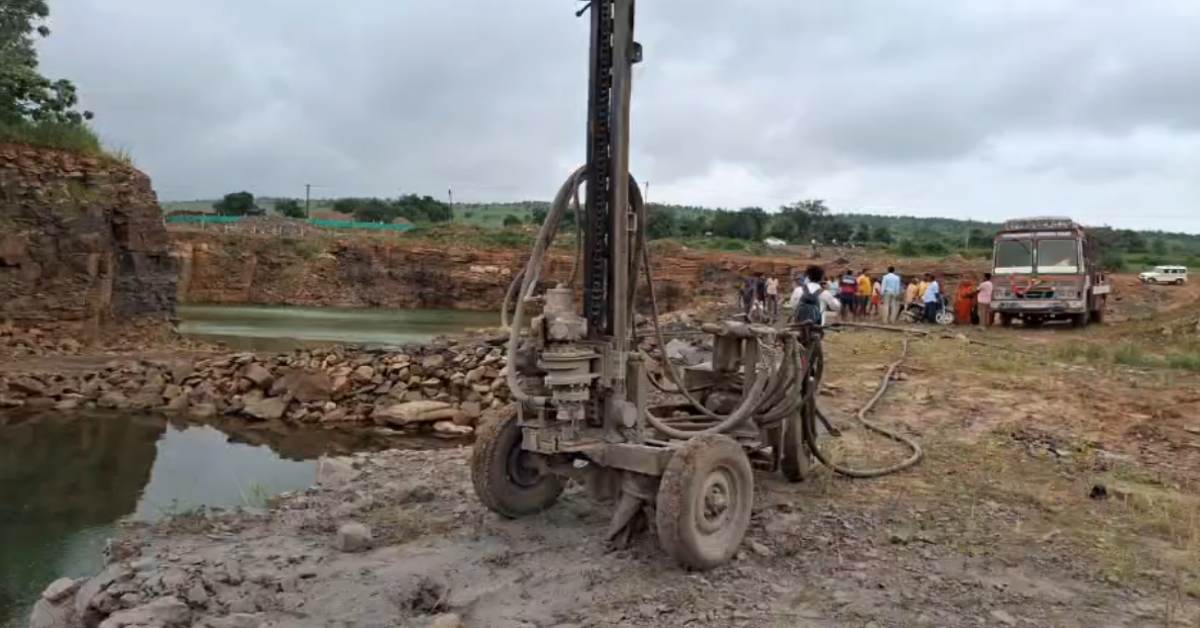 मऊगंज में खनन माफिया का आतंक! हर्रहा में आदिवासियों ने घेरा अवैध खदान, बरसते पानी में महिलाओं-बुज़ुर्गों का धरना, प्रशासन अब भी नदारद