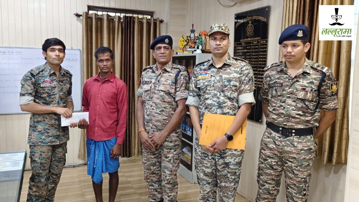 Naxalite Surrender : 1 लाख के इनामी नक्सली पिलसाय ने किया सरेंडर, ITBP जवानों के हत्या की वारदात में था शामिल
