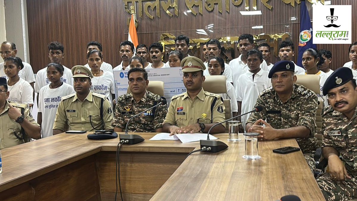 Naxalites Surrender : लाल आतंक से छत्तीसगढ़ होगा मुक्त! मुख्यधारा में लौटे 27 नक्सली, 50 लाख का था इनाम