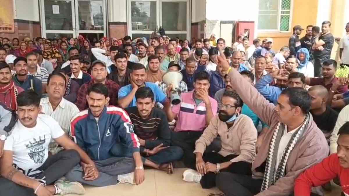 जयारोग्य अस्पताल में दूसरे दिन भी आउटसोर्स कर्मचारियों की हड़ताल जारी, मरीज और परिजन परेशान, खुद स्ट्रेचर ले जाने को मजबूर  