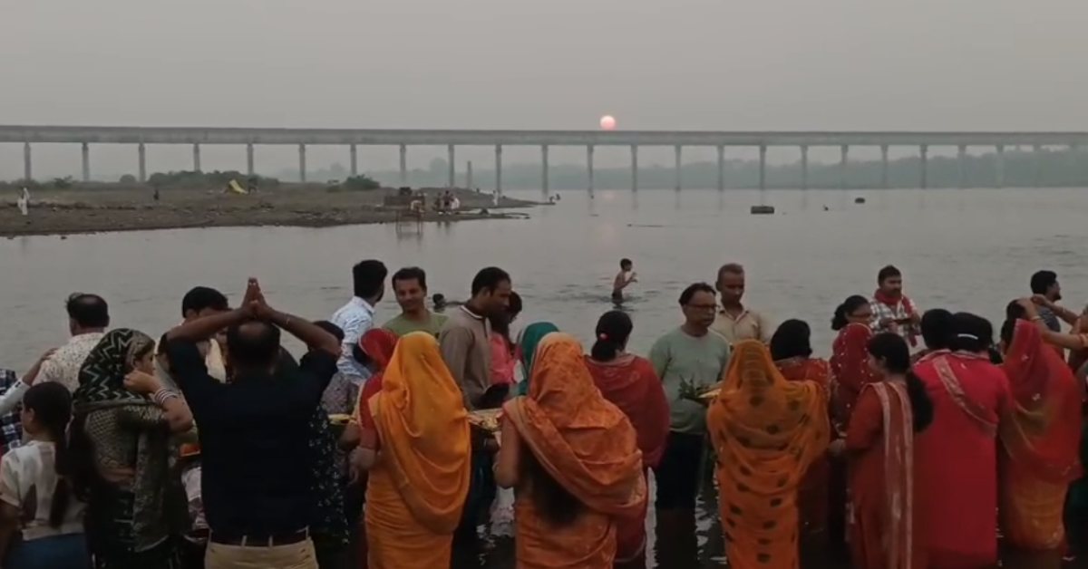 ओंकारेश्वर में उगते सूर्य को अर्घ्य: नर्मदा घाटों पर उमड़ा आस्था का जनसैलाब, यूपी-बिहार से आए सैकड़ों परिवारों ने की सूर्य देव और छठी मैया की पूजा