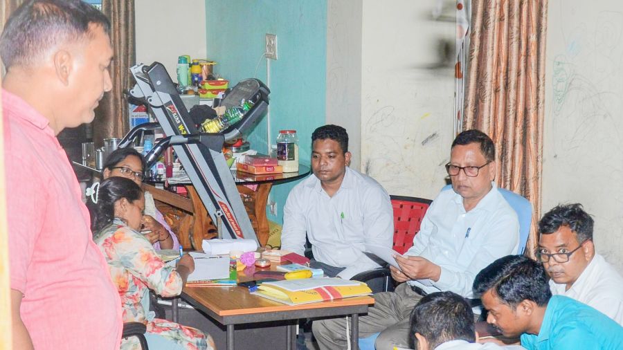 हजारीबाग जमीन घोटाला: ACB की गिरफ्त में पूर्व सीओ शैलेश कुमार, बीमारी का बहाना बनाकर बचने की कर रहे थे कोशिश ; डीसी पर भी लटकी तलवार