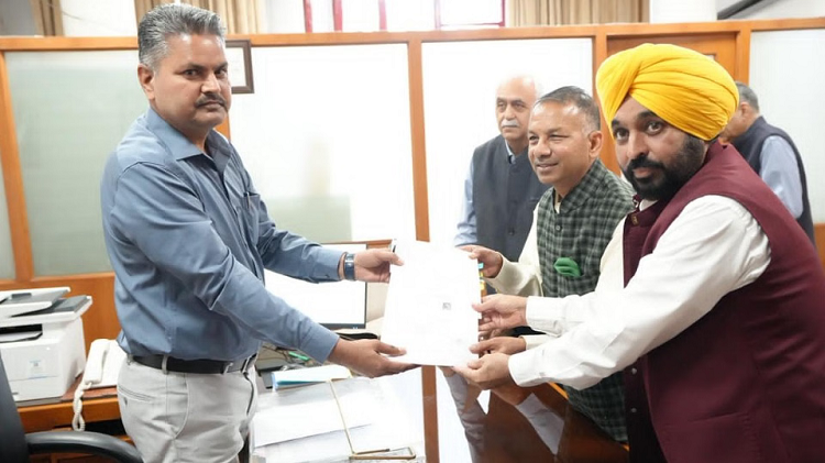 राज्यसभा चुनाव : AAP के उम्मीदवार राजिंदर गुप्ता ने भरा नामांकन