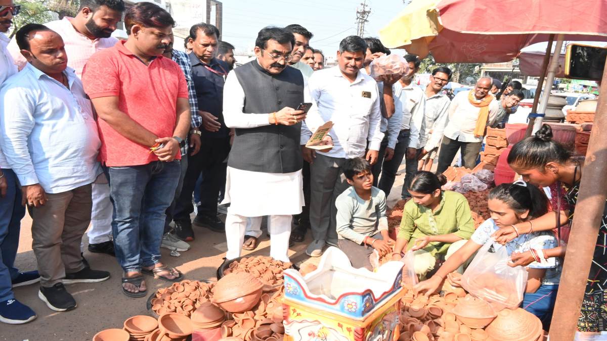PWD मंत्री राकेश सिंह ने खरीदे मिट्टी के दिए, लोकल फॉर वोकल का दिया संदेश, लोगों से की स्थानीय उत्पादों को अपनाने की अपील