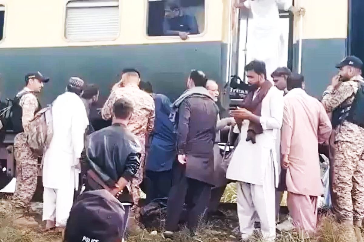 पाकिस्तान में जाफर एक्सप्रेस पर एक बार फिर हमला : कई डिब्बे डिरेल, 270 यात्री थे सवार ; कई सैनिकों के मारे जाने की आशंका