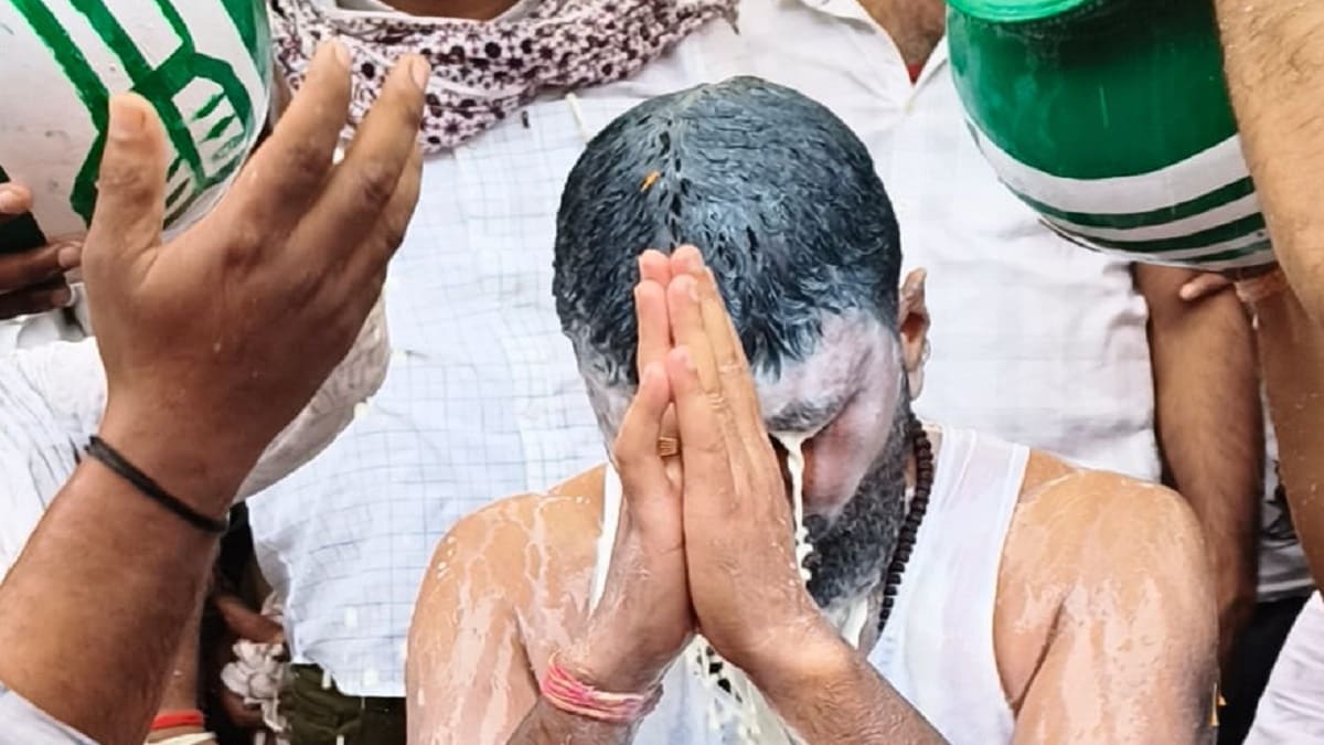एनडीए प्रत्याशी अमरेंद्र पांडेय का अनोखा सम्मान, जनता ने दूध से नहलाकर किया स्वागत, जानें क्यों खास रहा ये कार्यक्रम