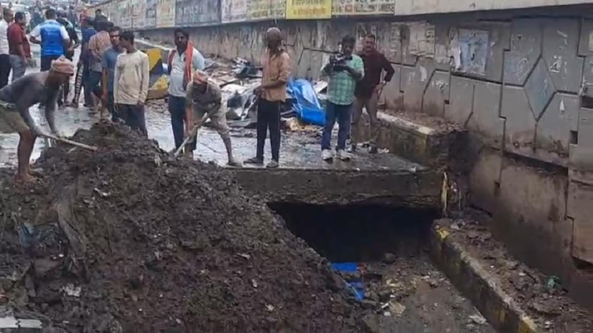 बारिश के बाद पटना में धंसी सड़क दो वाहन गड्ढे में समाए, इलाके में मची अफरा तफरी, जानें क्या है पूरा मामला