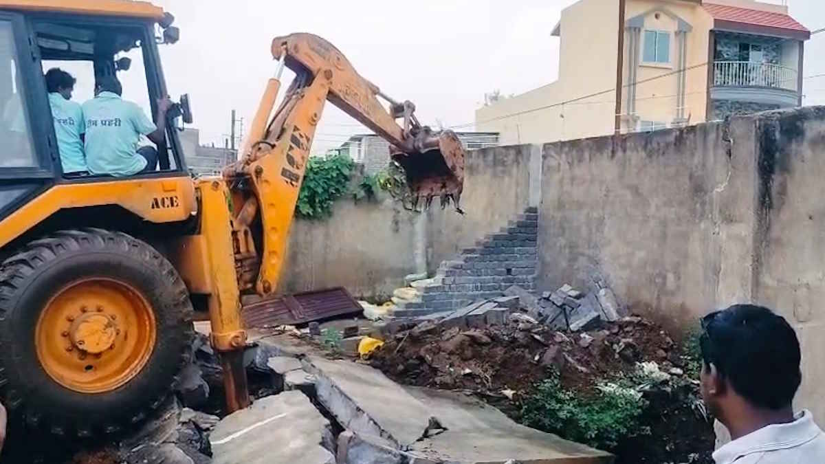 राजधानी में अवैध प्लाटिंग के खिलाफ रविवार को दूसरी बड़ी कार्रवाई, सरकारी जमीन पर बनी दीवार को ढहाया