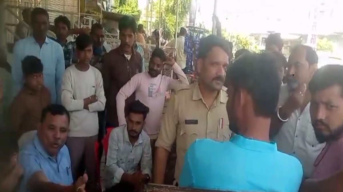 सरेराह युवती से छेड़छाड़: बदमाशों ने की गंदी हरकत, ग्रामीणों का फूटा गुस्सा 