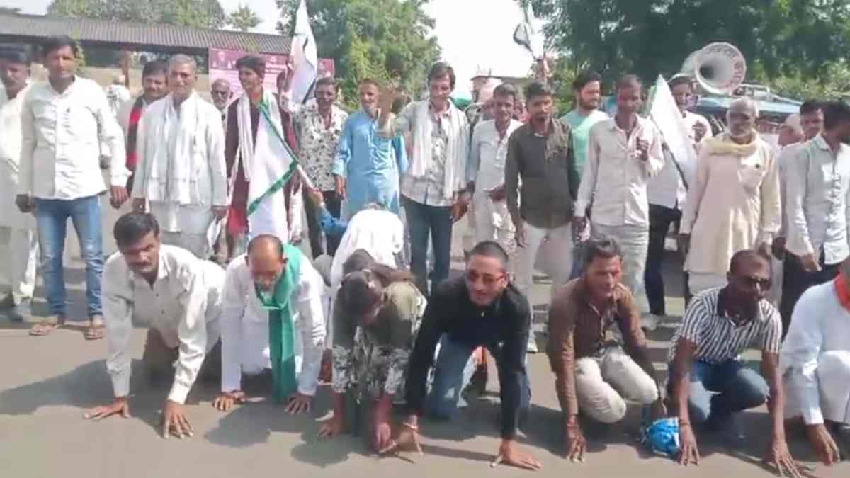 किसानों का अनोखा विरोध प्रदर्शन: घुटनों के बल चलकर पहुंचे कलेक्टर कार्यालय, 15 दिन में मुआवजा न मिला तो धरना और सुंदरकांड पाठ की चेतावनी