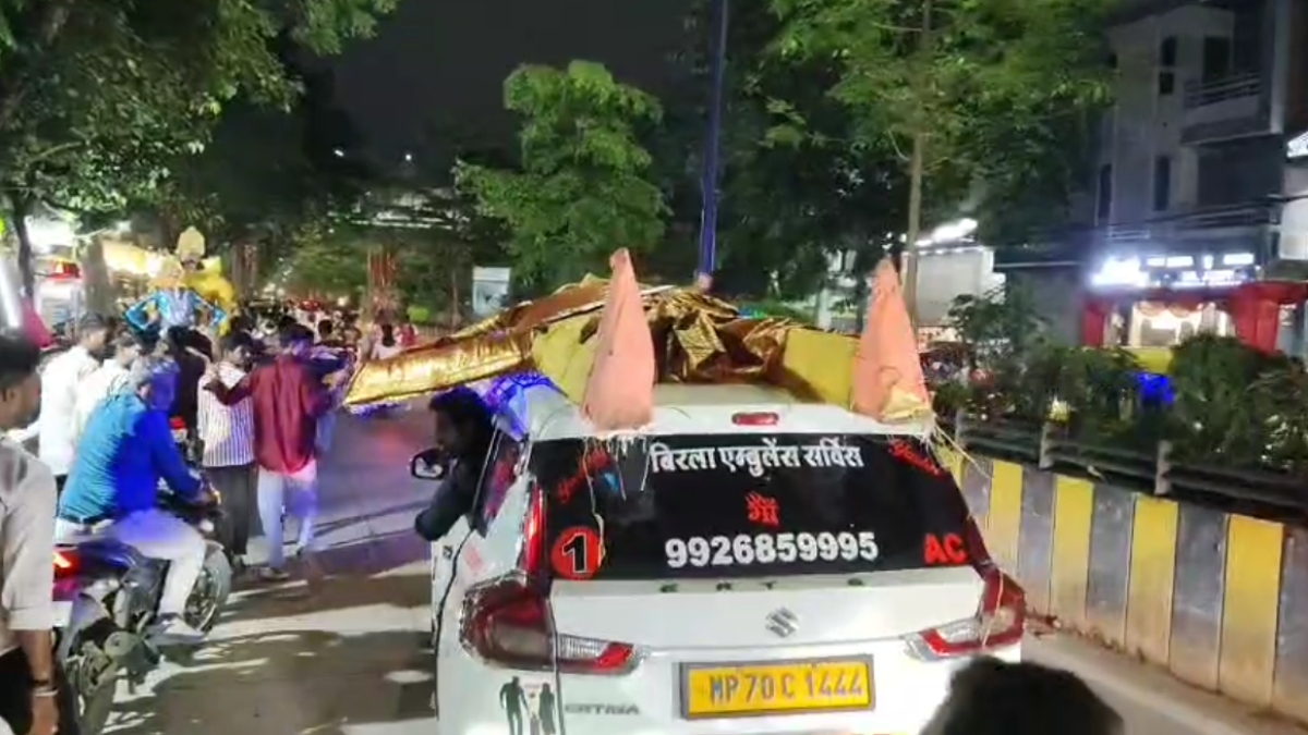 इंदौर में अनोखा दशहरा: सायरन बजाती एंबुलेंस पर रावण का अंतिम सफर, देखने लगी लोगों की भीड़ 