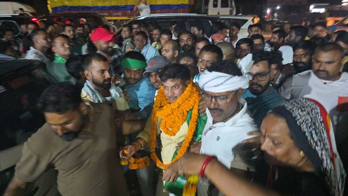 रामबाबू सिंह को मिला लालटेन का साथ, बड़हरा में इस बार होगी कांटे की टक्कर, किन्नरों ने किया राजद प्रत्याशी का स्वागत