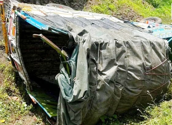 महाराष्ट्र में आस्था का सफर मातम में बदल : हादसे का शिकार हुई श्रद्धालुओं से भरी पिकअप, 6 की मौत और 10 से ज्यादा घायल