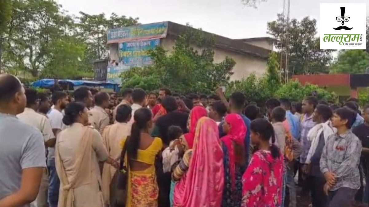CG News : सड़क हादसे में 2 युवकों की मौत, शव लेकर एंबुलेंस में साथ आ रहे शख्स की रहस्यमयी तरीके से मिली लाश, परिजनों ने थाने का किया घेराव