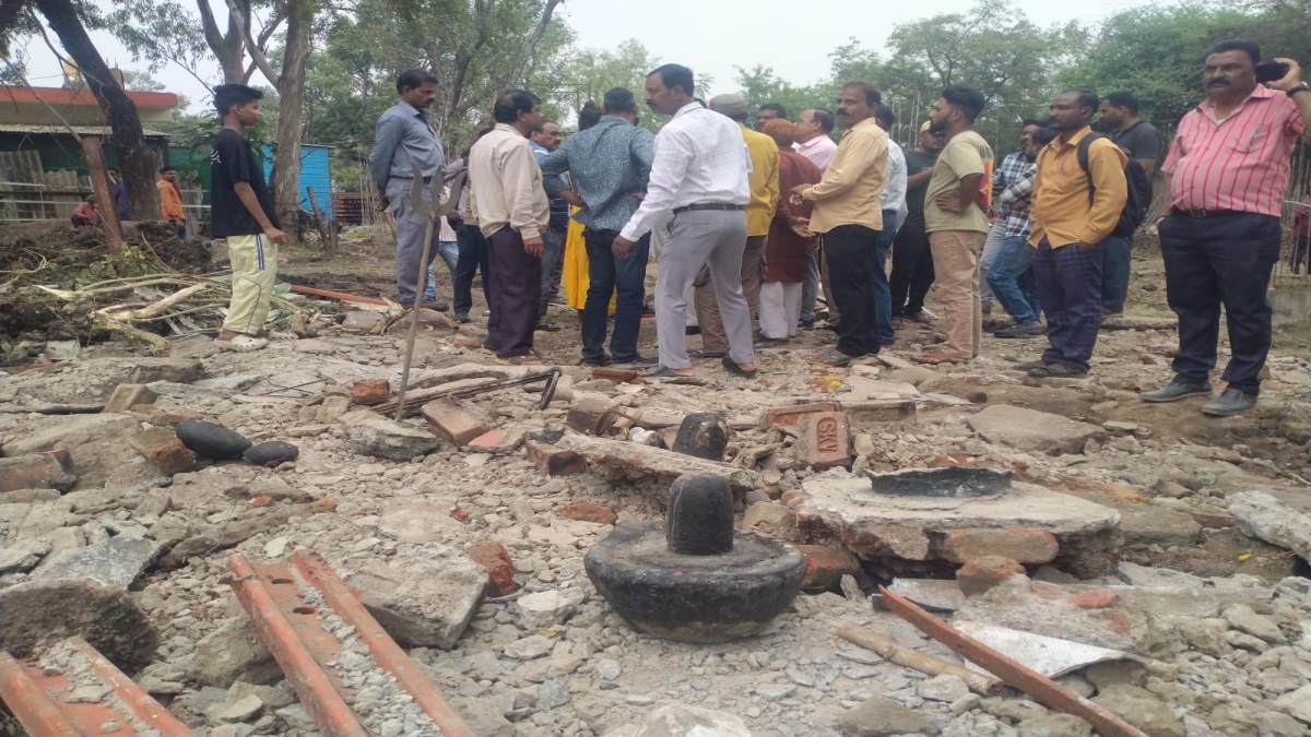 विकास के नाम पर रेलवे ने 120 साल पुराना शिव मंदिर किया ध्वस्त: महंत का आरोप- आगे बनी मजारों को नहीं तोड़ा गया, हिंदू समाज में आक्रोश