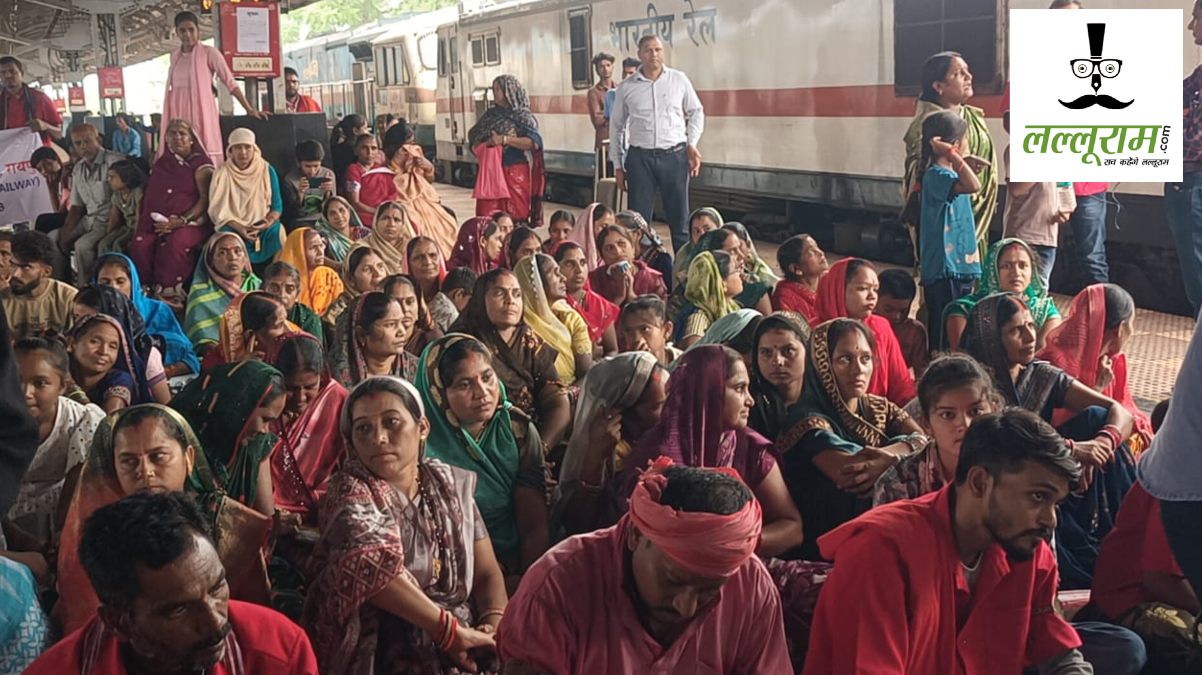 Raipur News : रायपुर रेलवे स्टेशन पर कुलियों का प्रदर्शन, बैटरी गाड़ी के खिलाफ कर रहे विरोध, क्रांति सेना और जोहार पार्टी का मिला समर्थन