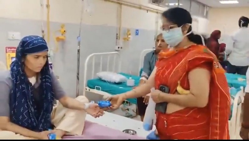 Rajasthan News: मरीज को बिस्किट बांटते फोटो खिंचवाया और फिर करवा ली अपनी ही फजीहत! CM के क्षेत्र से भाजपा कार्यकर्ता का वीडियो तेजी से हुआ वायरल