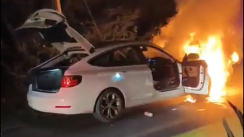 Rajasthan News: हाईवे पर दौड़ती BMW में लगी आग, 6 लोगों की जान बची, जलकर खाक हुई लग्जरी कार